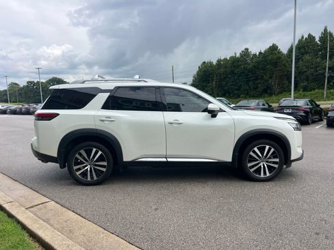 Used 2023 Nissan Pathfinder Platinum FWD image 4