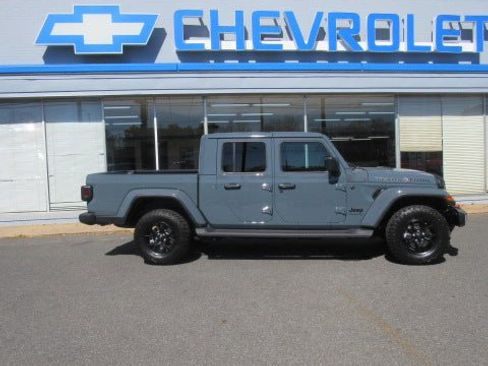 Used 2025 Jeep Gladiator Sport image 1