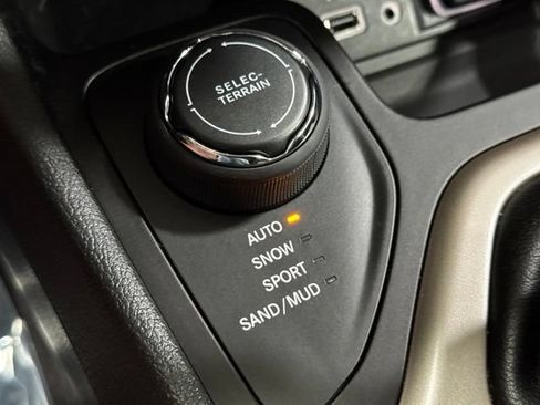 Used 2018 Jeep Cherokee Latitude w/ Safety Group AWD/4WD image 18