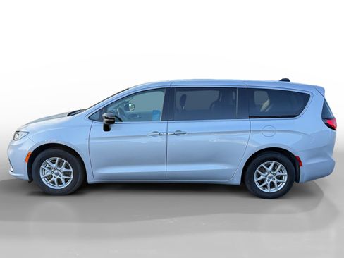 Used 2024 Chrysler Pacifica Touring-L image 2