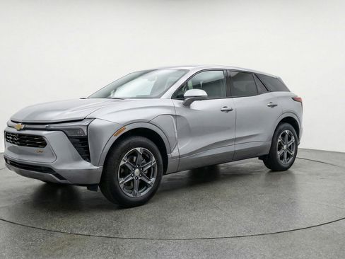 Used 2025 Chevrolet Blazer LT image 3