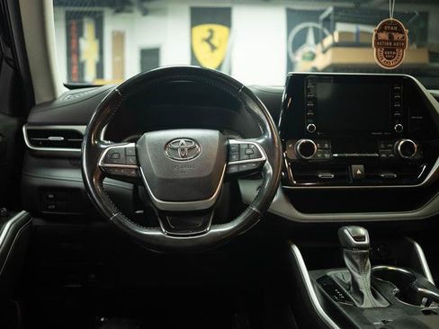 Used 2022 Toyota Highlander XLE FWD image 18