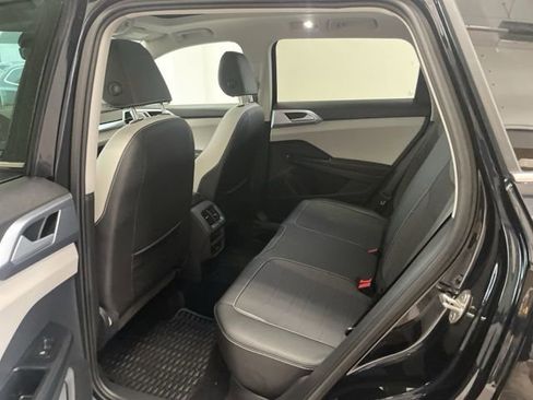 Certified 2025 Volkswagen Taos SE w/ Panoramic Sunroof Package image 8