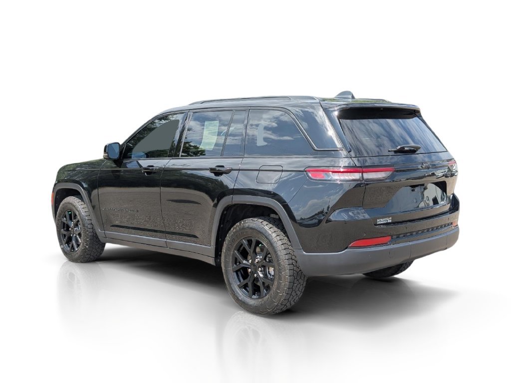 Used 2025 Jeep Grand Cherokee Altitude RWD image 10