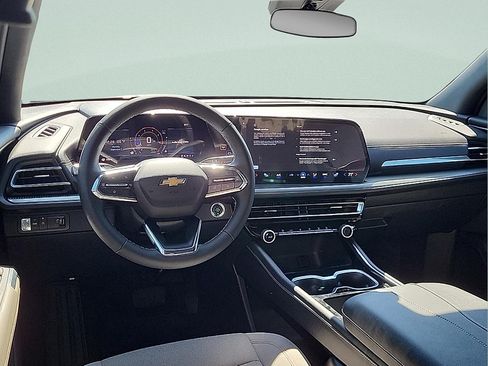 Used 2025 Chevrolet Traverse LT w/ Driver Confidence Package FWD image 16
