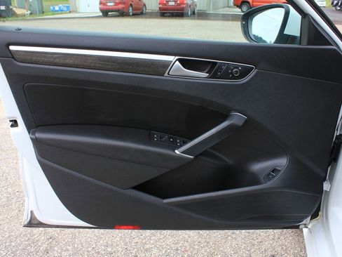 Used 2016 Volkswagen Passat 1.8T image 24