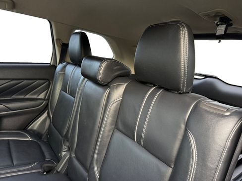 Used 2018 Mitsubishi Outlander SEL image 16