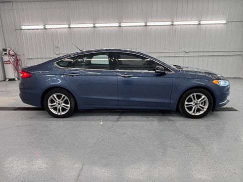 Used 2018 Ford Fusion SE w/ Fusion SE Technology Package FWD image 2