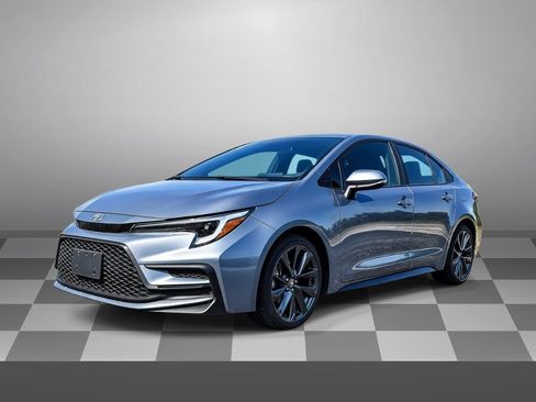 Used 2025 Toyota Corolla SE w/ Convenience Package FWD image 3