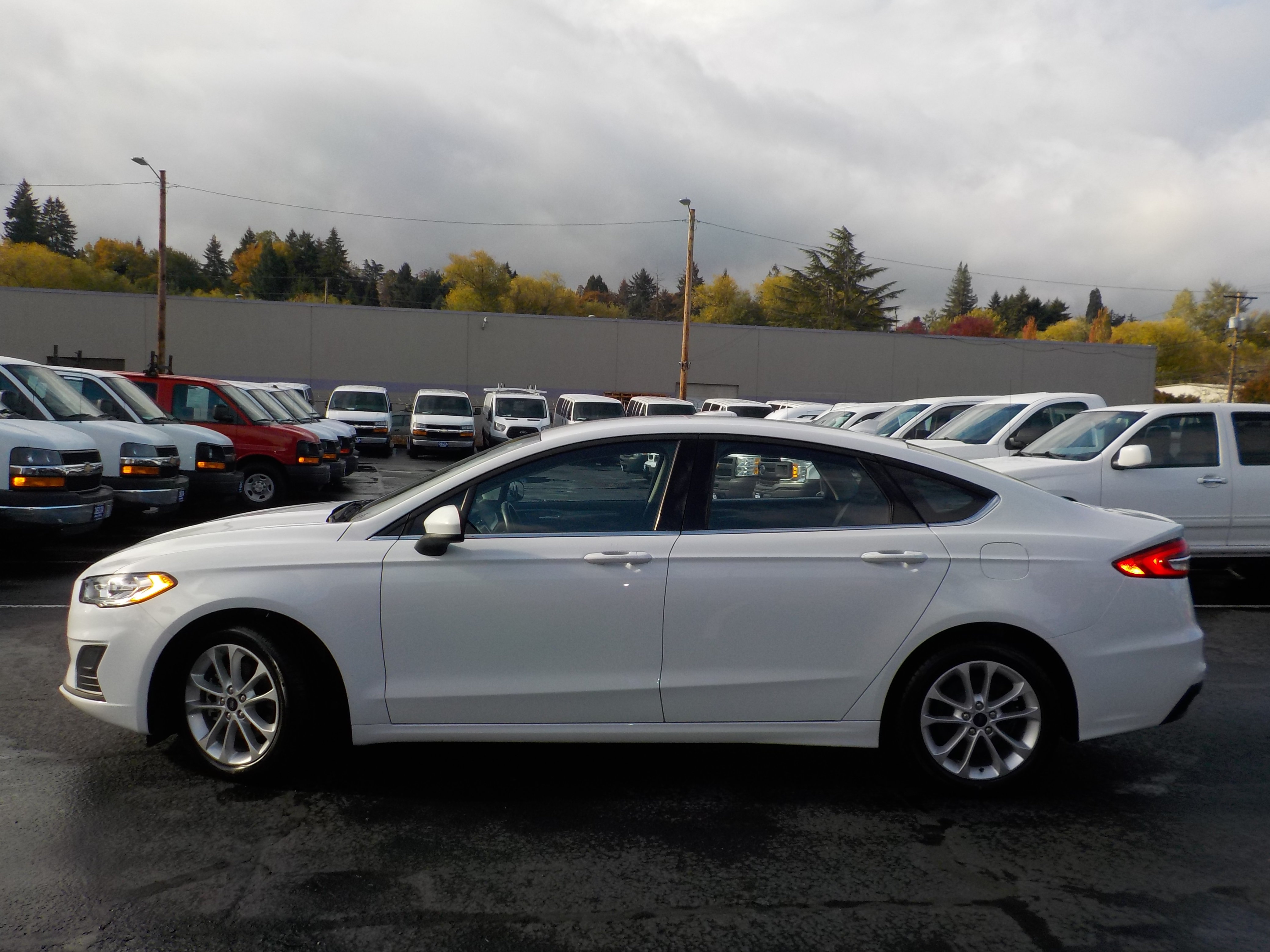 Used 2020 Ford Fusion SE FWD image 2