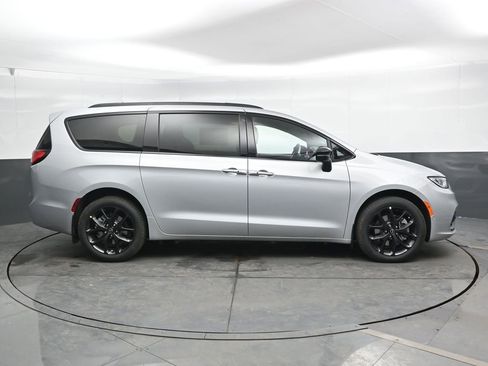 New 2026 Chrysler Pacifica Select w/ S Appearance Package AWD/4WD image 3