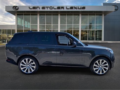 Used 2023 Land Rover Range Rover SE AWD/4WD image 2