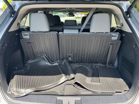 Used 2024 Toyota Highlander XLE AWD/4WD image 16