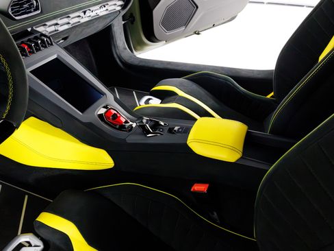 Used 2022 Lamborghini Huracan STO image 23