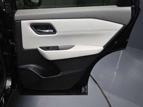 Used 2025 Nissan Rogue SL AWD/4WD image 19
