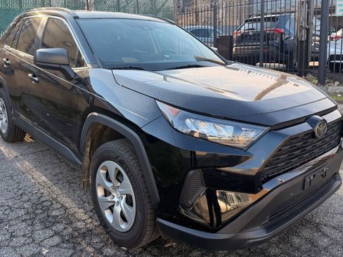Used 2021 Toyota RAV4 LE image 3