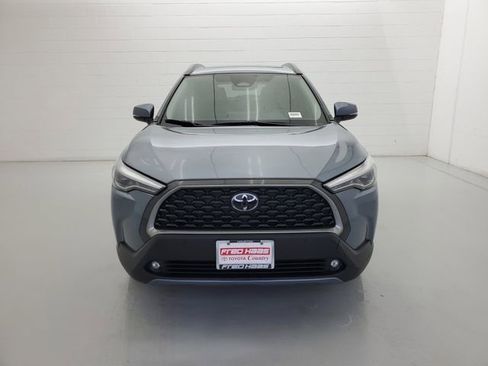 Used 2023 Toyota Corolla Cross XLE w/ Convenience Package FWD image 3