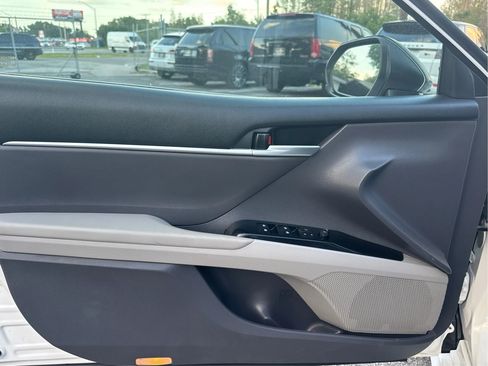 Used 2018 Toyota Camry LE image 18