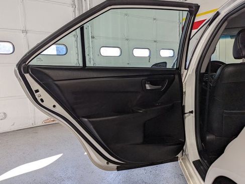 Used 2016 Toyota Camry SE image 19