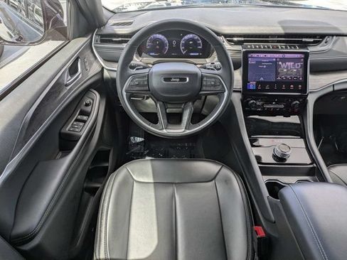 Used 2025 Jeep Grand Cherokee L Limited RWD image 18