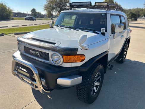 Used 2014 Toyota FJ Cruiser 4WD image 2