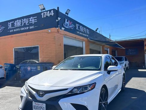 Used 2019 Toyota Camry SE w/ Carpet Mat Package FWD image 1
