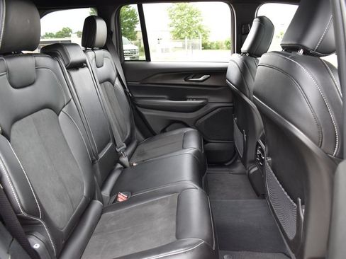 Used 2023 Jeep Grand Cherokee Laredo AWD/4WD image 27