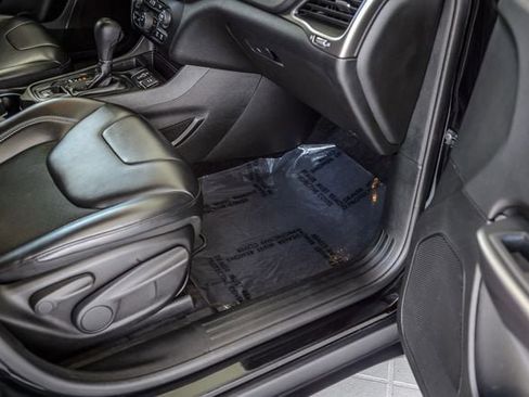 Used 2019 Jeep Cherokee Latitude Plus FWD image 46