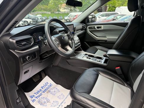 Used 2023 Ford Explorer XLT w/ Equipment Group 202A AWD/4WD image 18