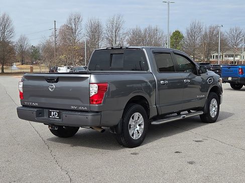 Used 2017 Nissan Titan SV image 5