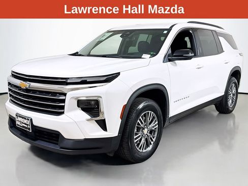 Used 2025 Chevrolet Traverse LT FWD image 1