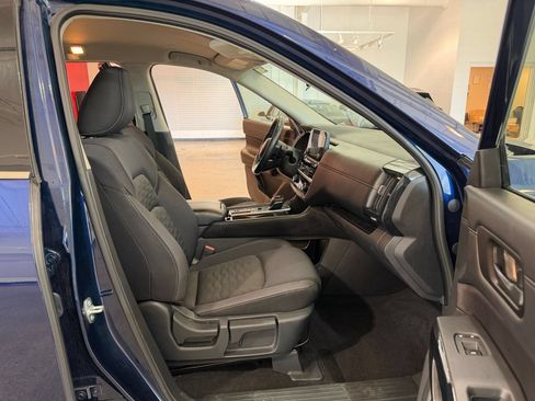 Used 2025 Nissan Pathfinder SV FWD image 38
