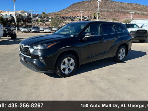 Used 2024 Toyota Highlander LE image 1