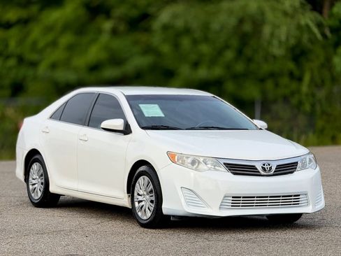 Used 2014 Toyota Camry L image 1