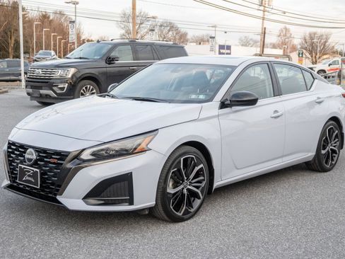 Used 2023 Nissan Altima 2.5 SR w/ SR Premium Package image 7