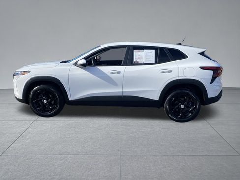 Used 2025 Chevrolet Trax LS w/ LS Convenience Package image 4