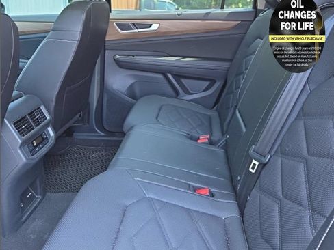 Used 2024 Volkswagen Atlas SE w/ Panoramic Sunroof Package AWD/4WD image 9