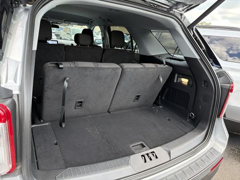 Used 2023 Ford Explorer XLT AWD/4WD image 25