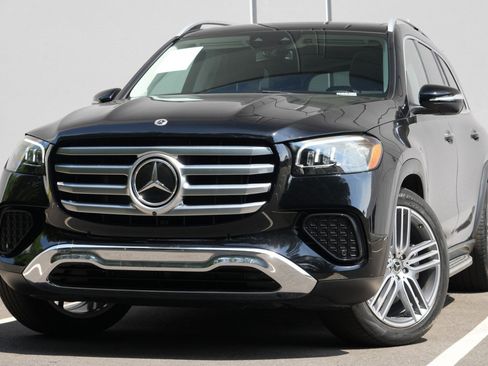 Used 2024 Mercedes-Benz GLS 450 4MATIC image 3