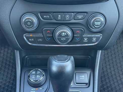 Used 2022 Jeep Cherokee Trailhawk w/ Trailer Tow Group AWD/4WD image 15