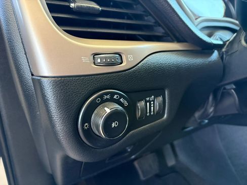 Used 2017 Jeep Cherokee Latitude w/ Safety/Convenience Group FWD image 12