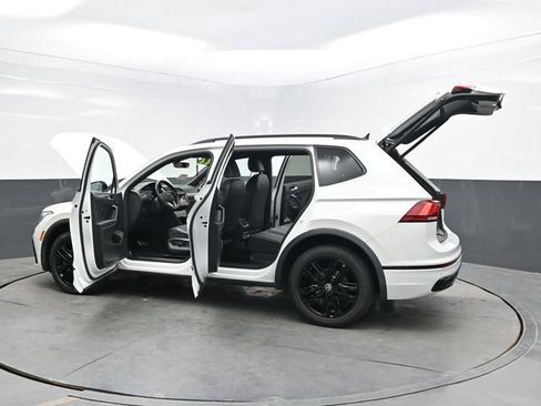 Used 2022 Volkswagen Tiguan SE R-Line AWD/4WD image 45
