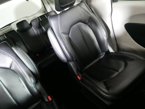 Used 2023 Chrysler Pacifica Touring-L image 14