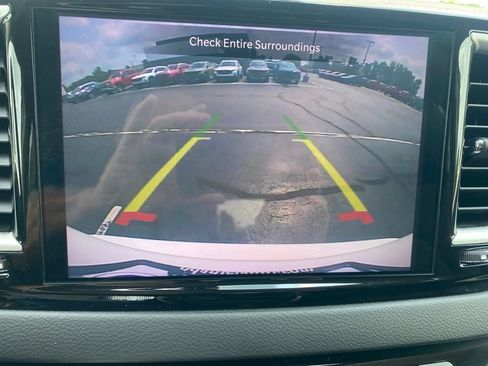 Used 2023 Chrysler Pacifica Touring-L FWD image 12