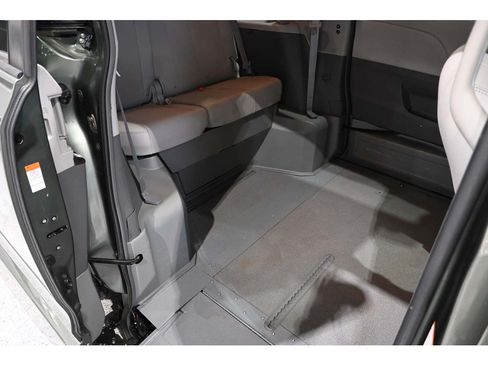 Used 2019 Toyota Sienna XLE w/ XLE Navigation Package FWD image 18