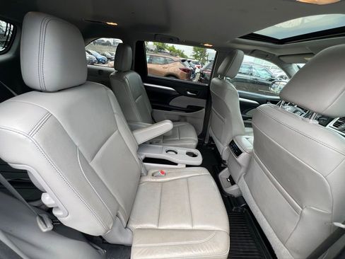Used 2017 Toyota Highlander XLE w/ Carpet Mat Package AWD/4WD image 27