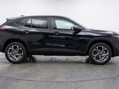 Used 2025 Chevrolet Trax LT w/ LT Convenience Package FWD image 11