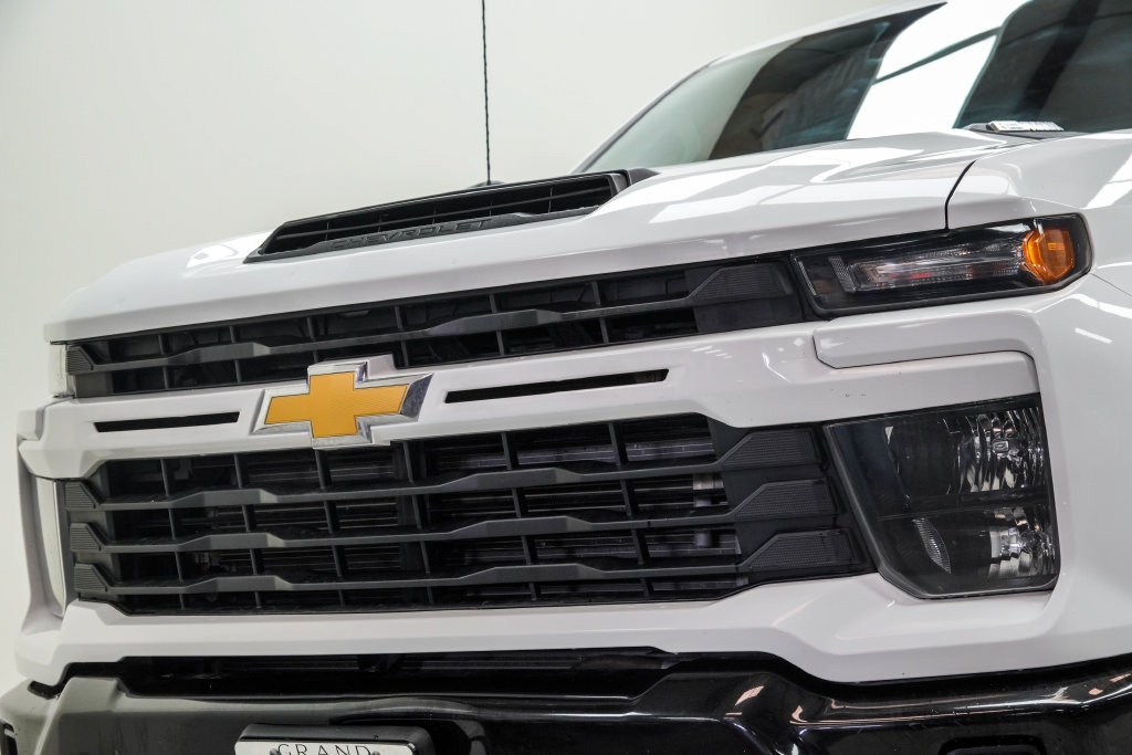 Used 2024 Chevrolet Silverado 2500 Custom w/ Custom Value Package AWD/4WD image 2
