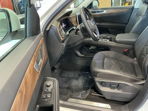 Used 2025 Volkswagen Atlas SE FWD image 4
