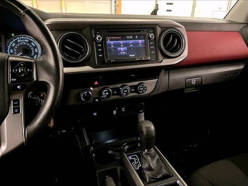 Used 2019 Toyota Tacoma SR5 AWD/4WD image 7
